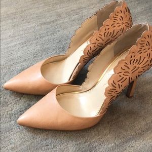 Nude pumps